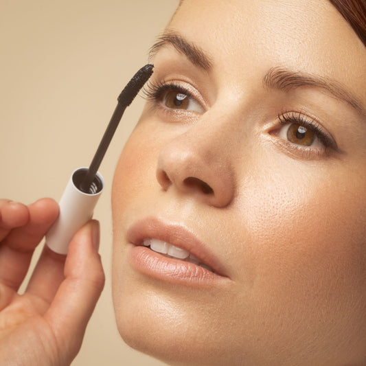 Why Mascara Smudges, Flakes or Clumps—and How to Fix It
